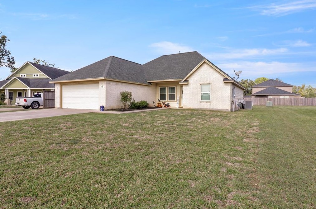 426 Burning Tree Ln, West Columbia, TX 77486