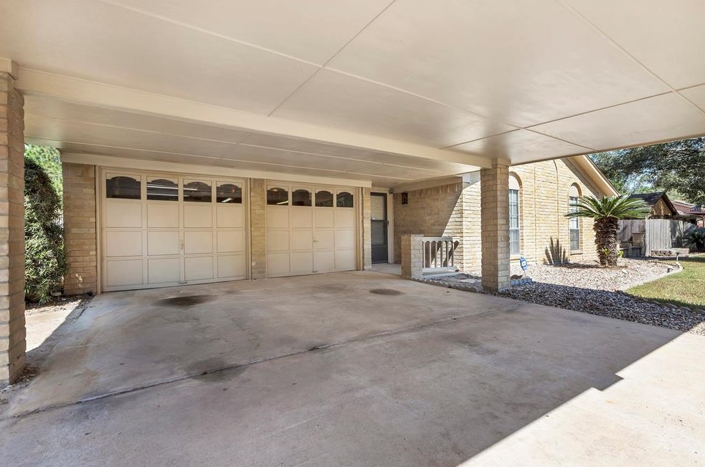 308 Maple Ln, Conroe, TX 77304-2519