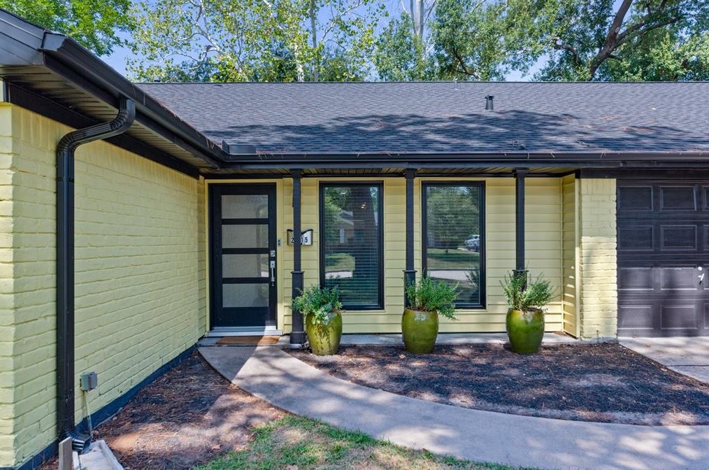 2015 Ganyard Dr, Houston TX  77043-2404 exterior