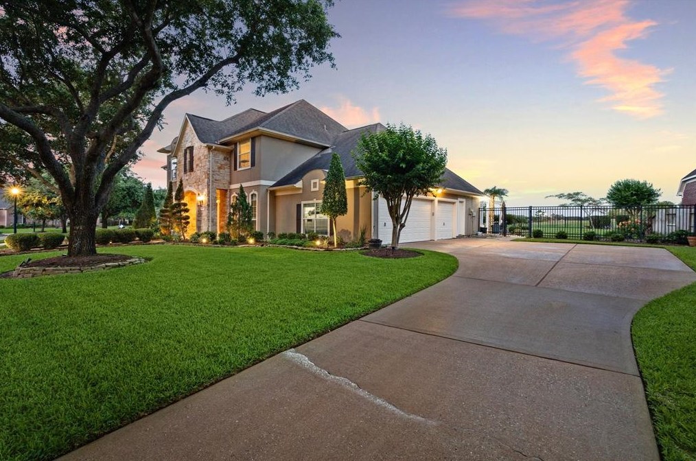 2707 Winston Ct, Pearland, TX 77584-9135