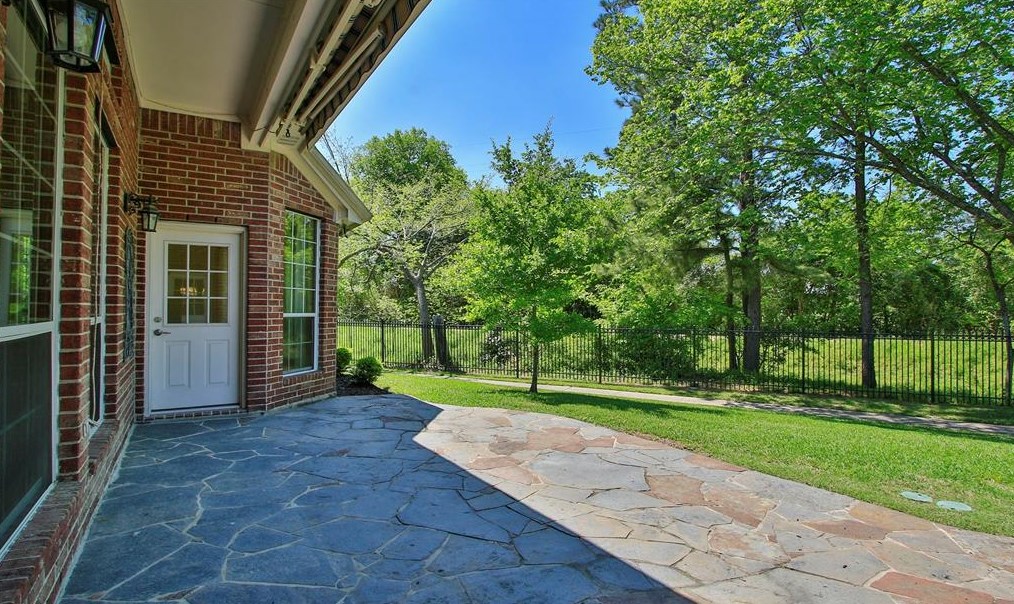 57 Champion Villa Dr, Houston TX  77069-1426 exterior