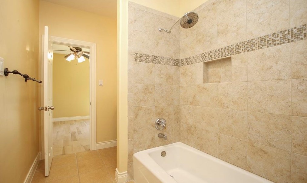 57 Champion Villa Dr, Houston TX  77069-1426 exterior
