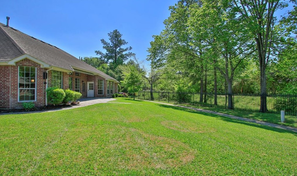 57 Champion Villa Dr, Houston TX  77069-1426 exterior