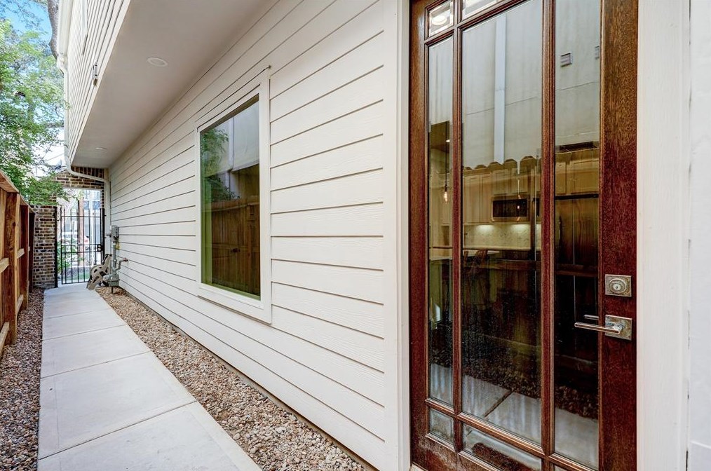 5837 Darling St, Houston, TX 77007-1004