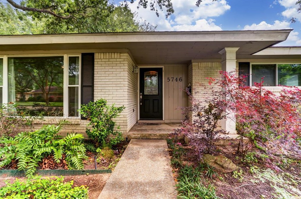 5746 Valkeith Dr, Houston, TX 77096