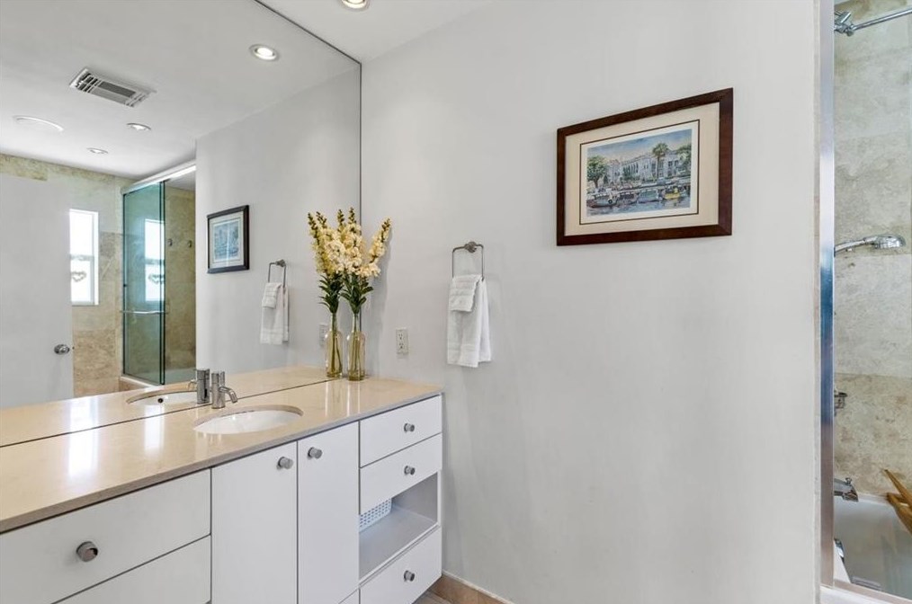 432 Glen Cove St, Kemah, TX 77565-2108
