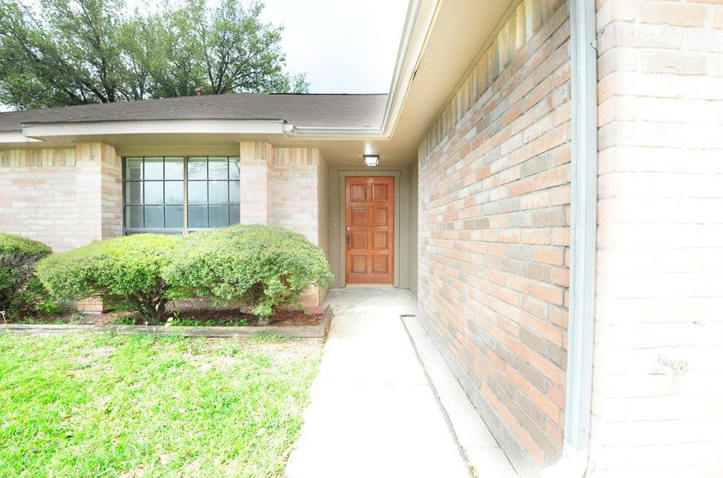 13422 Somersworth Dr, Houston TX  77041-5834 exterior