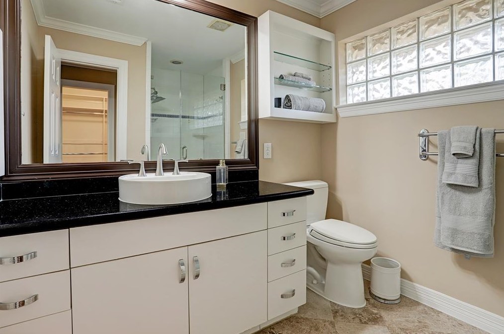 5335 Yarwell Dr, Houston TX  77096-5329 exterior