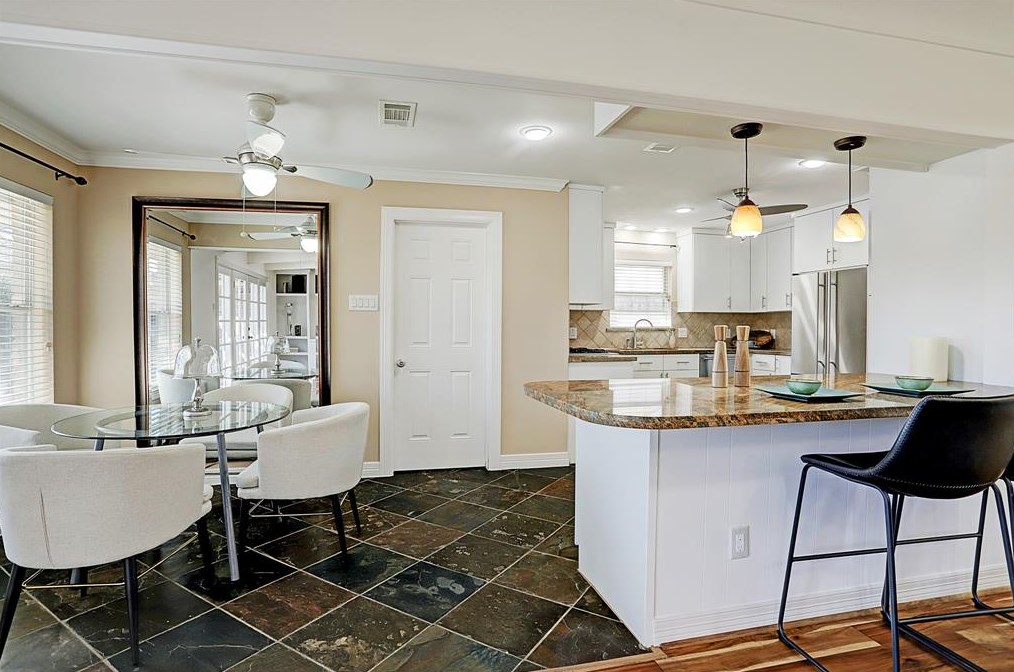 5335 Yarwell Dr, Houston TX  77096-5329 exterior
