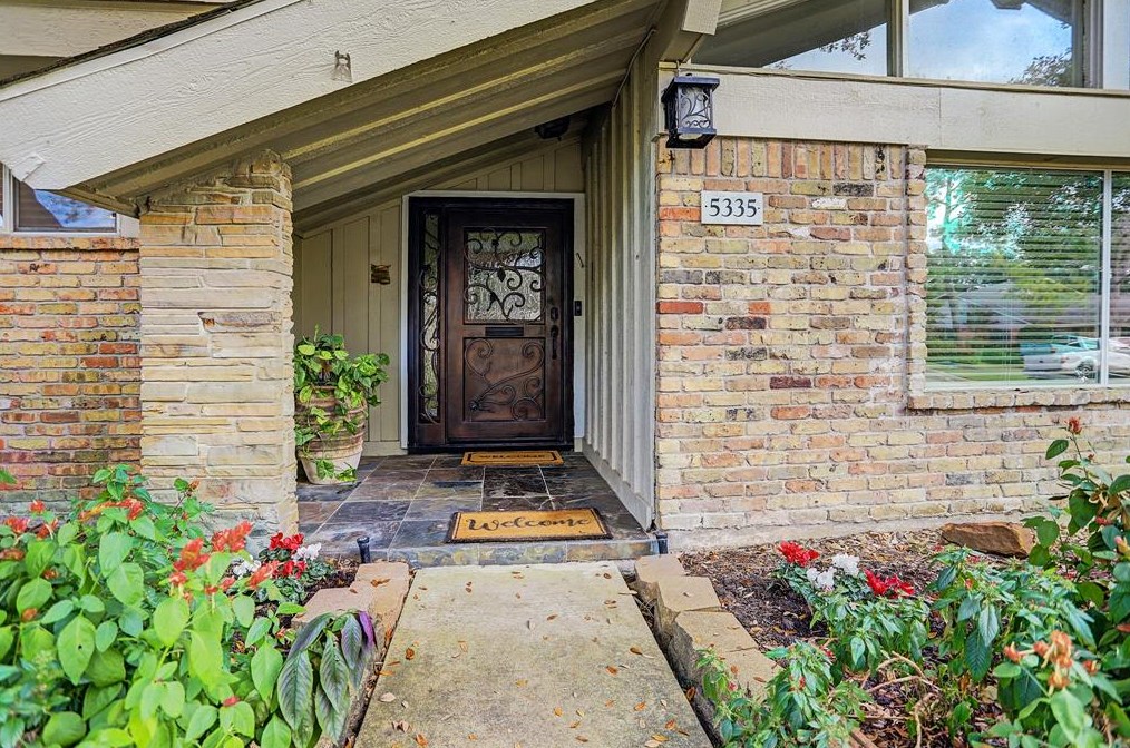 5335 Yarwell Dr, Houston TX  77096-5118 exterior