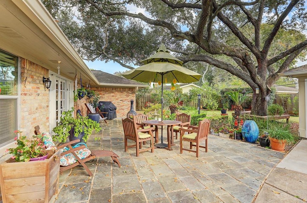 5335 Yarwell Dr, Houston TX  77096-5329 exterior