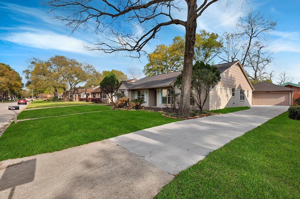 727 Rustyleaf Ln, Houston TX  77090-2742 exterior
