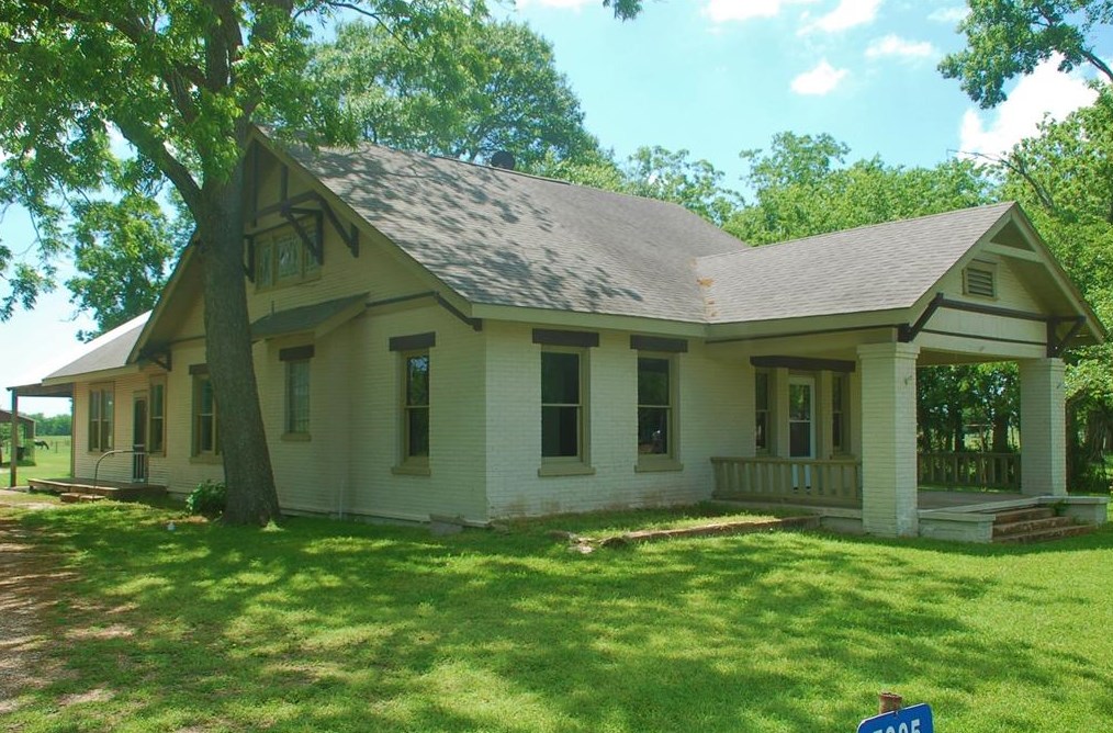7005 Commerce St, Wallis, TX 77485