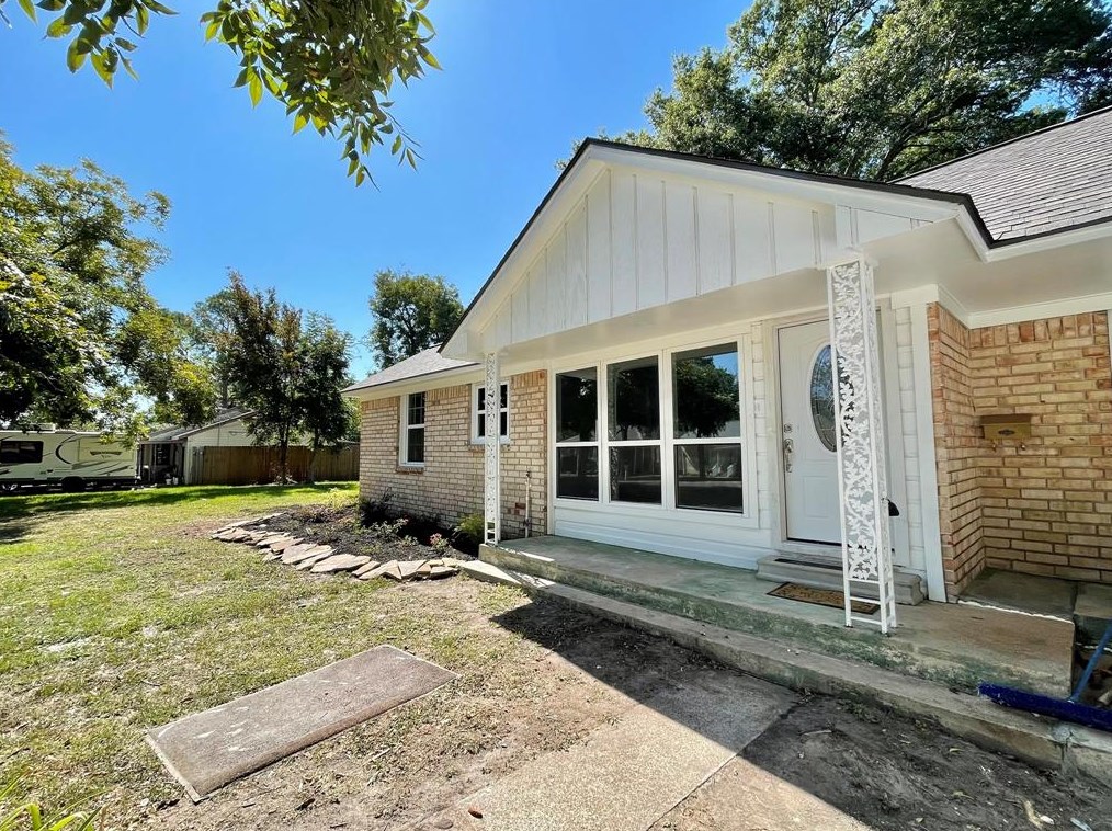 204 Farrer St, Angleton, TX 77515