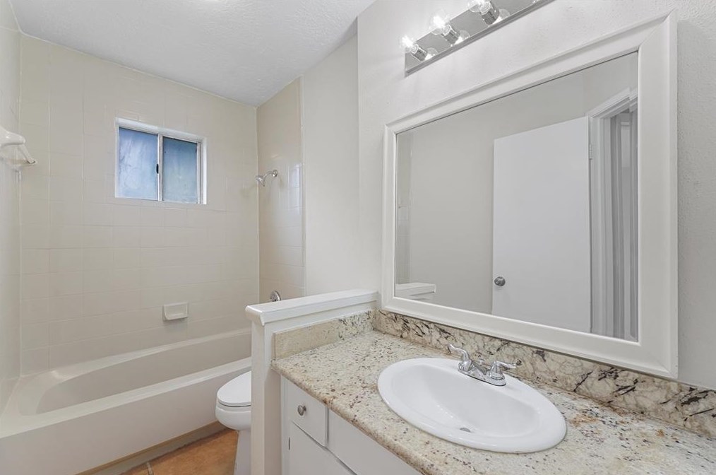 3615 Lancaster Walk Dr, Houston TX  77066-4104 exterior