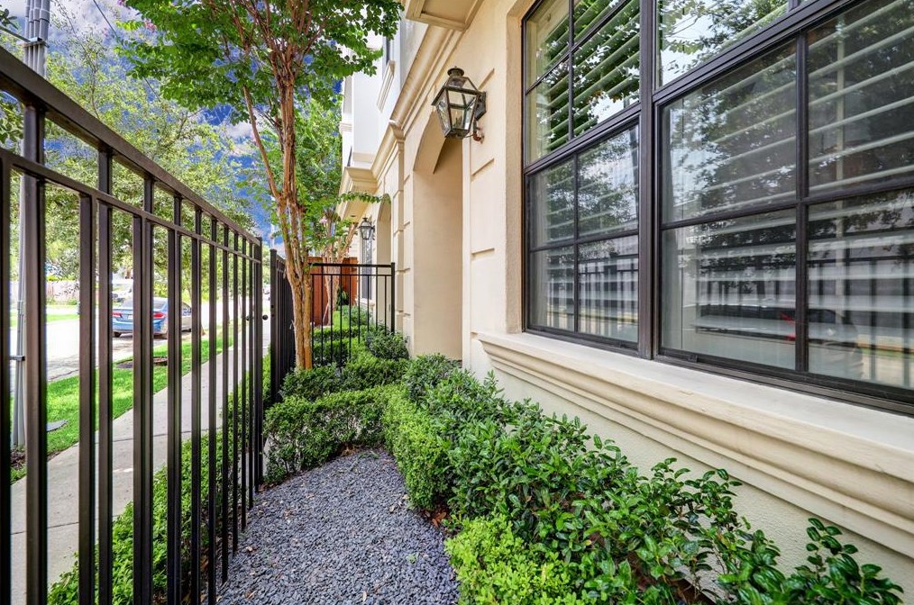 2210 Converse St, Houston, TX 77006-1904