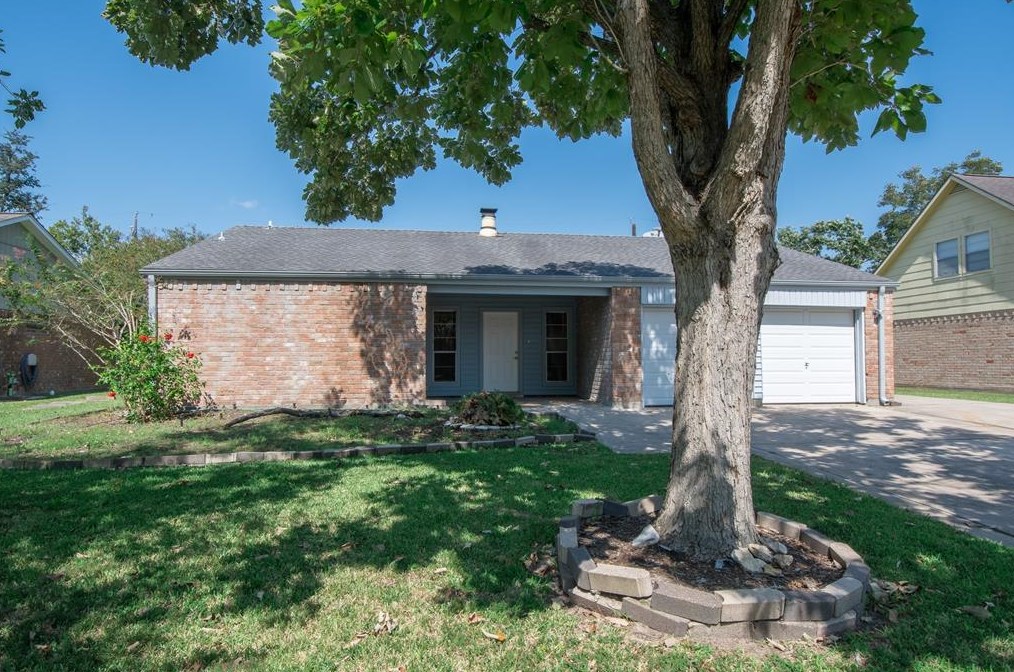 1204 N Heron Dr, Taylor Lake Village, TX 77586