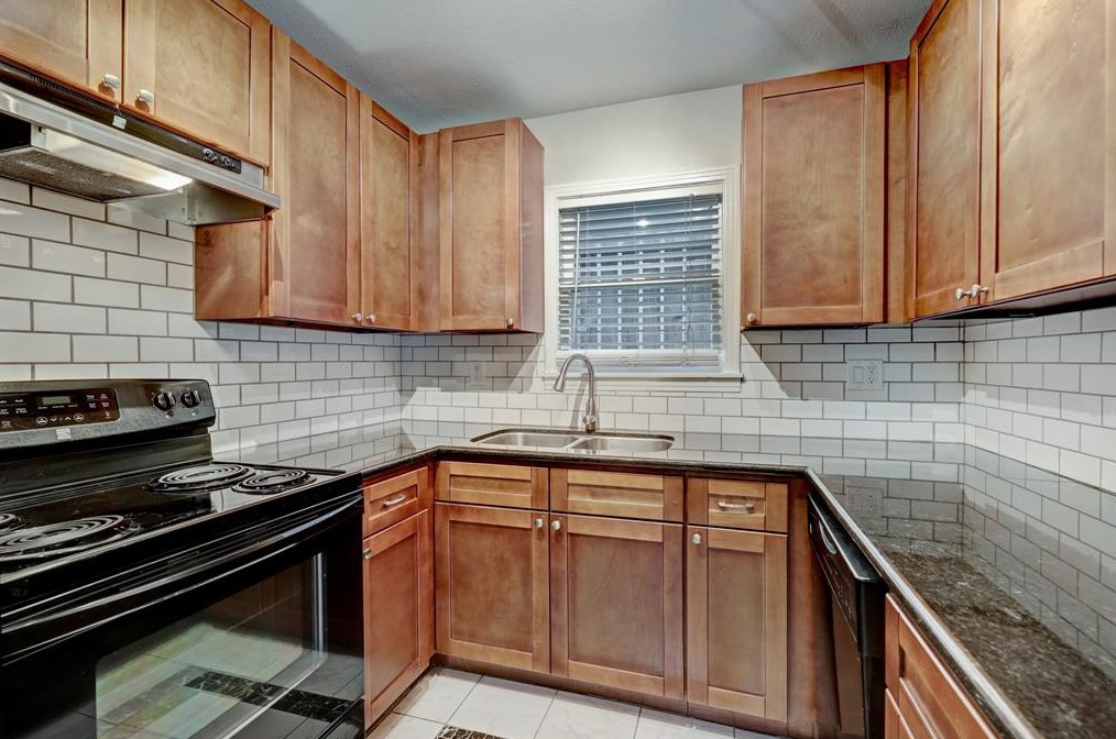 951 Teetshorn St, Houston, TX 77009-7124