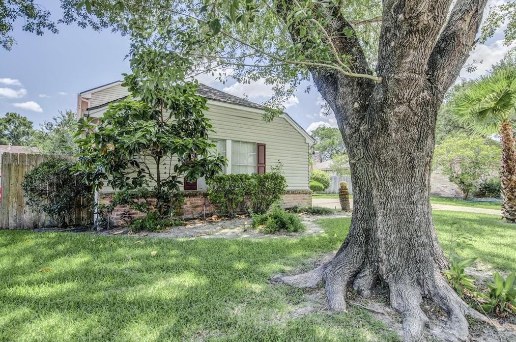 11403 Meadow Lake Dr, Houston, TX 77077