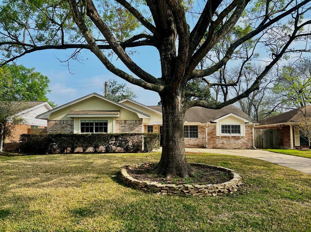 9418 Meadowbriar Ln, Houston, TX 77063-3938