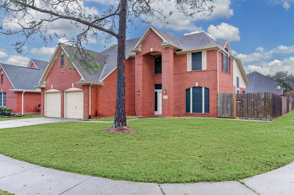 10900 Spruce Dr S, Morgans Point, TX 77571