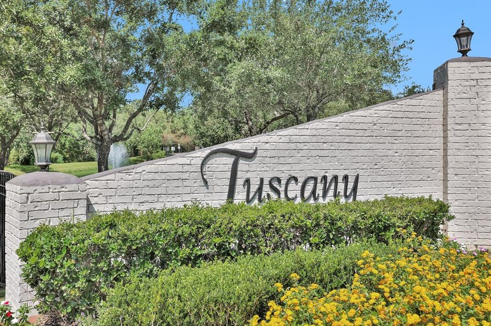 1898 Longmire Rd, Conroe TX  77304-1939 exterior