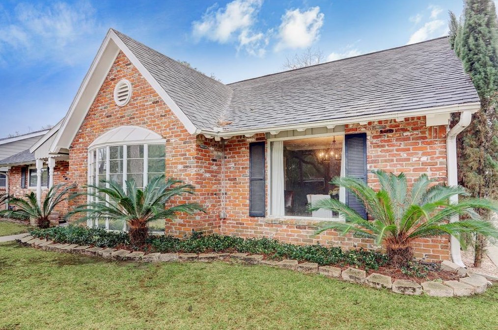 5743 Warm Springs Rd, Houston, TX 77035-2425