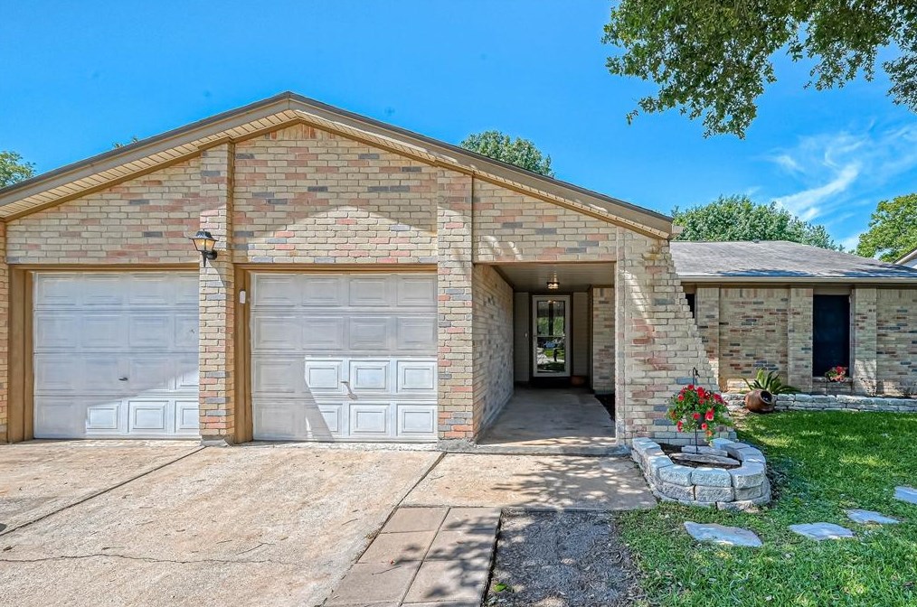 1215 Bramblebury Dr, Sugar Land TX  77498-2736 exterior