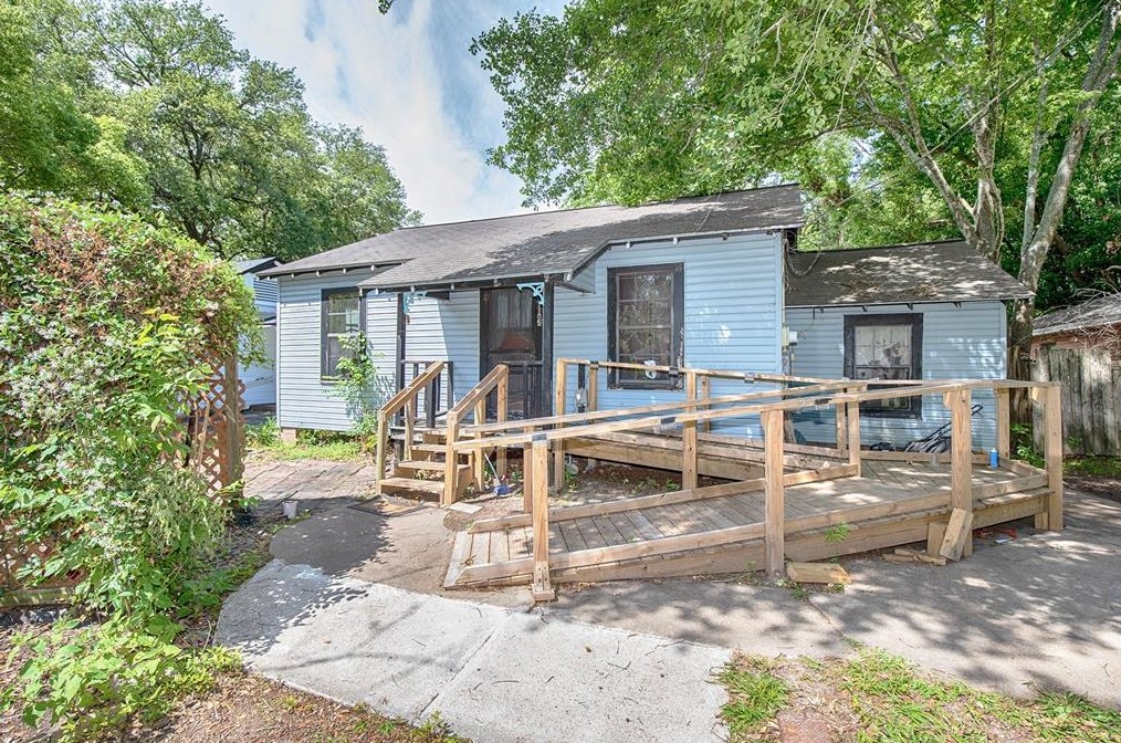 1105 N Valderas St, Angleton, TX 77515
