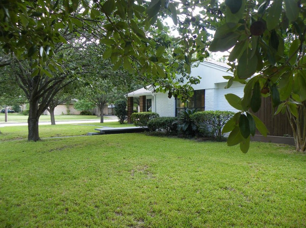 10626 Chimney Rock Rd, Houston TX  77096-5210 exterior