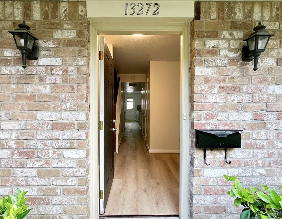 13272 Trail Hollow Dr, Houston, TX 77079-3748