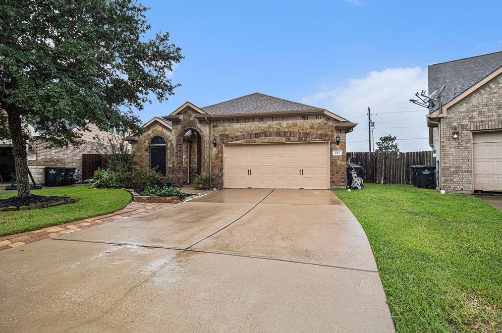1015 Luke Dr, Alvin, TX 77511-4385