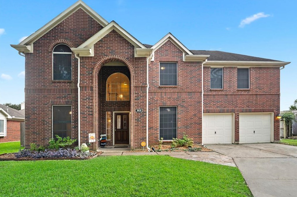 1908 Oak Hollow Dr, Pearland, TX 77581-6172