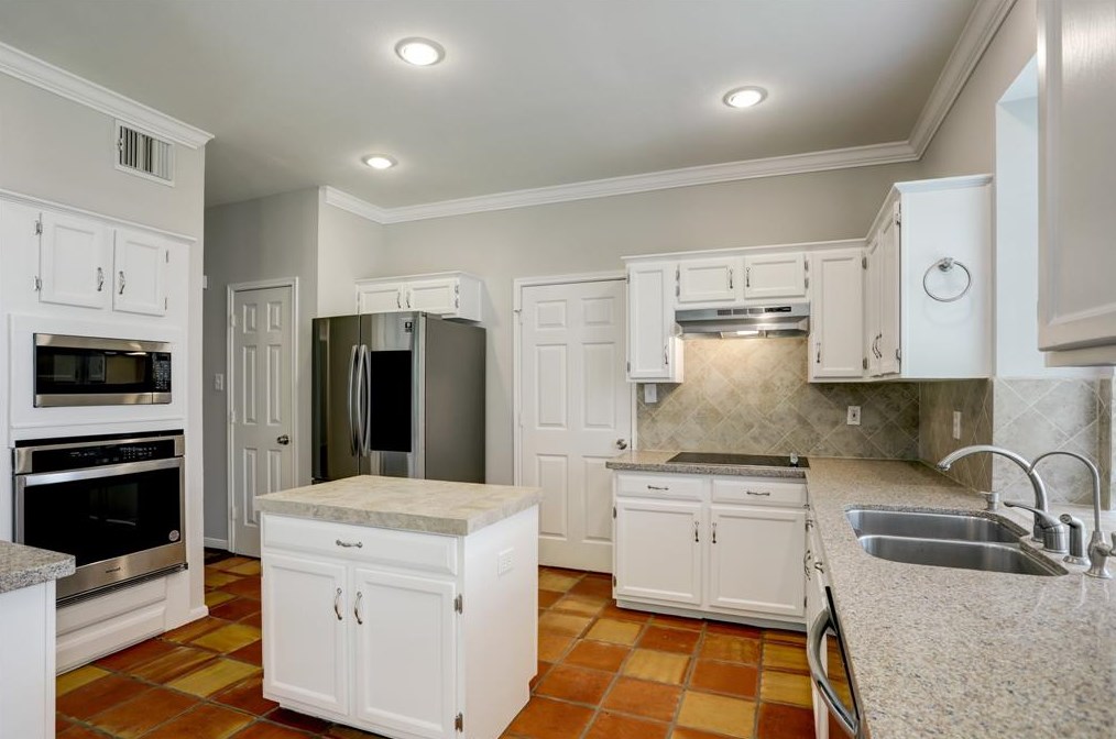1810 Emerald Lk Ct, Houston TX  77062-8008 exterior