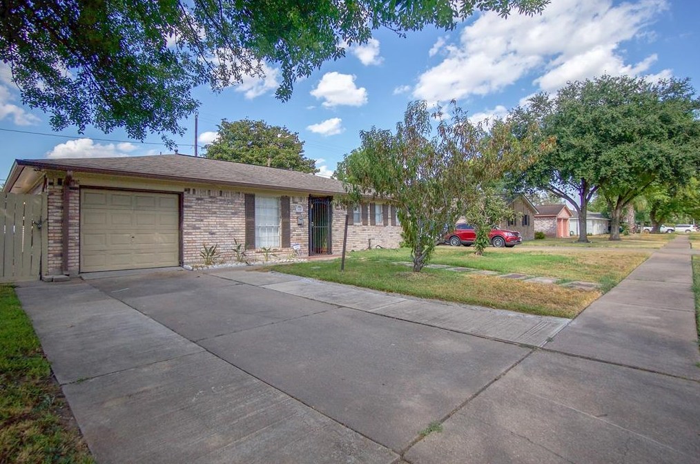 1118 Twin Falls Rd, Houston, TX 77088