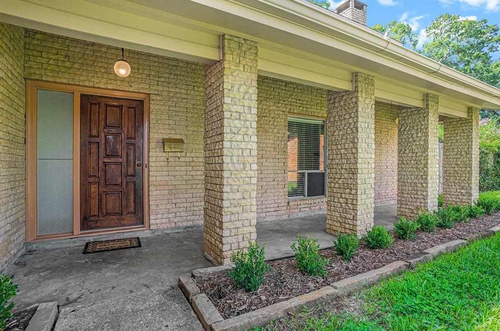 1405 Cedarbrook Ct, Taylor Lake Village, TX 77586