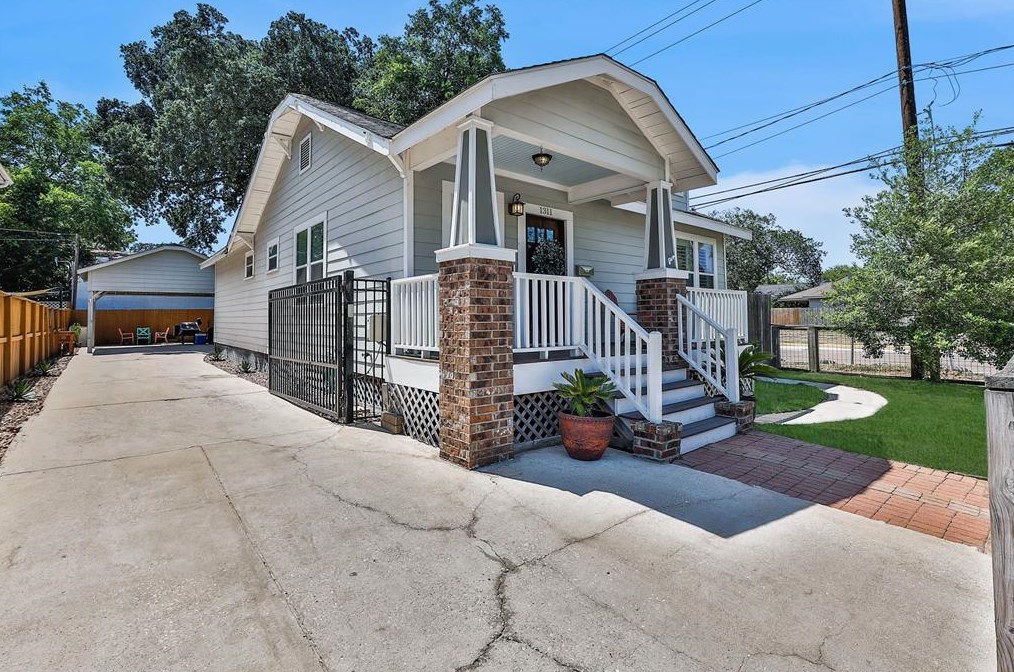1311 Walton St, Houston, TX 77009-3037