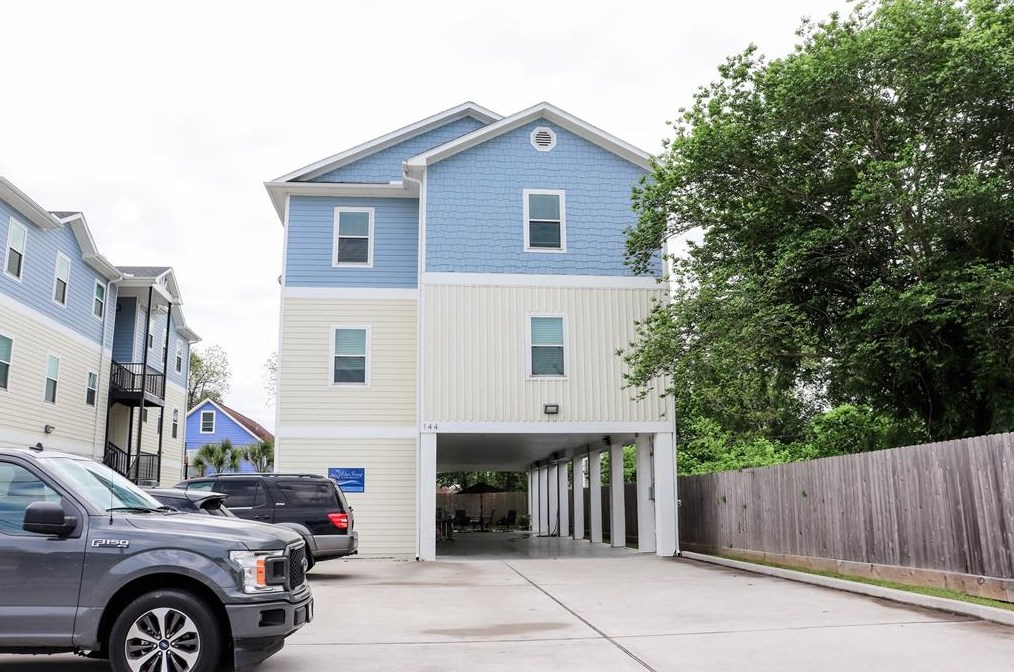 144 W 5th St #b, Kemah, TX 77565