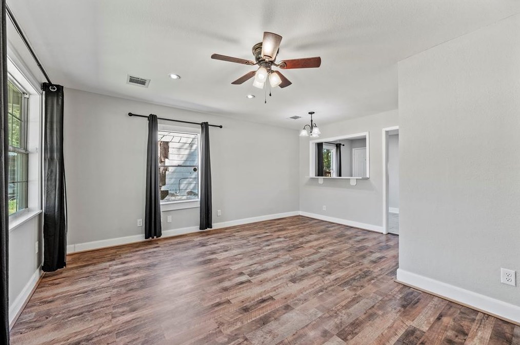 7335 Eisenhower Rd, Houston, TX 77033-3434