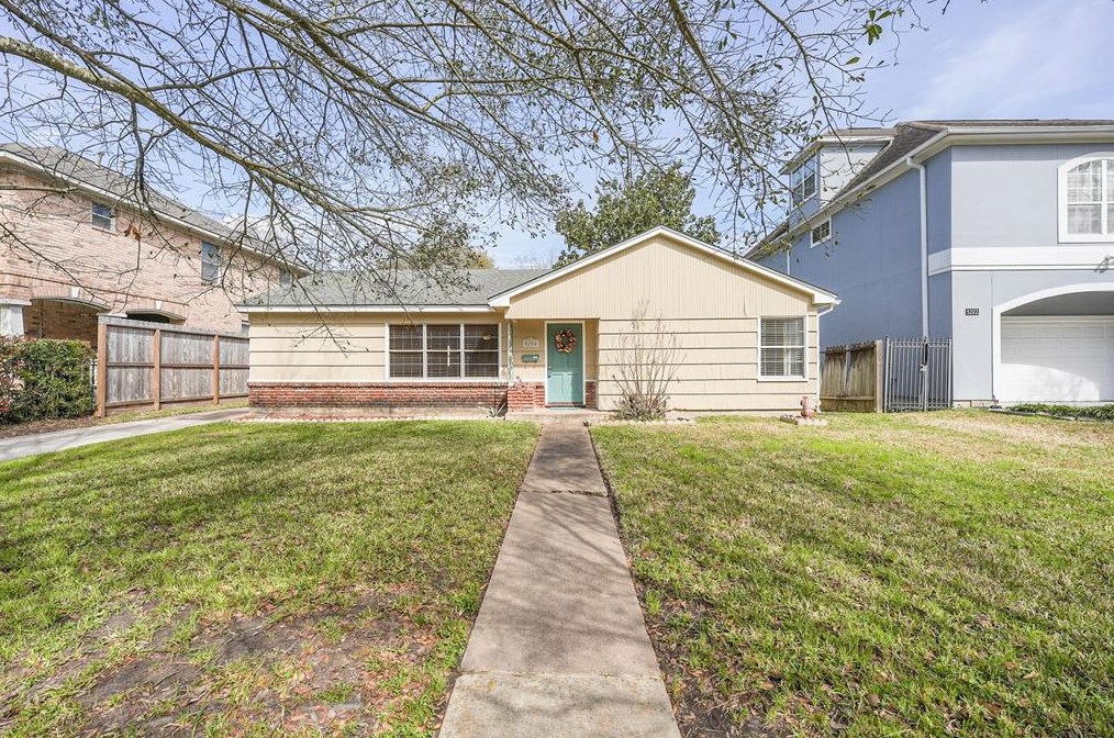 5204 Aspen St, Bellaire, TX 77401