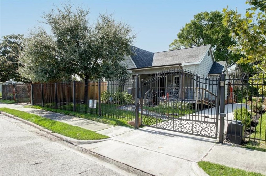 1210 Gustav St, Houston, TX 77023-1907