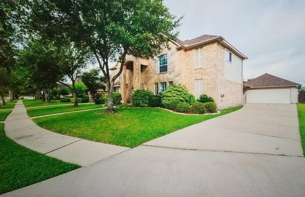 17715 Laguna Trail Dr, Houston, TX 77095