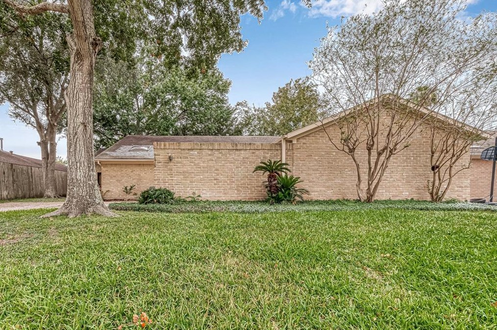 10906 Villa Lea Ln, Houston TX  77071-1520 exterior