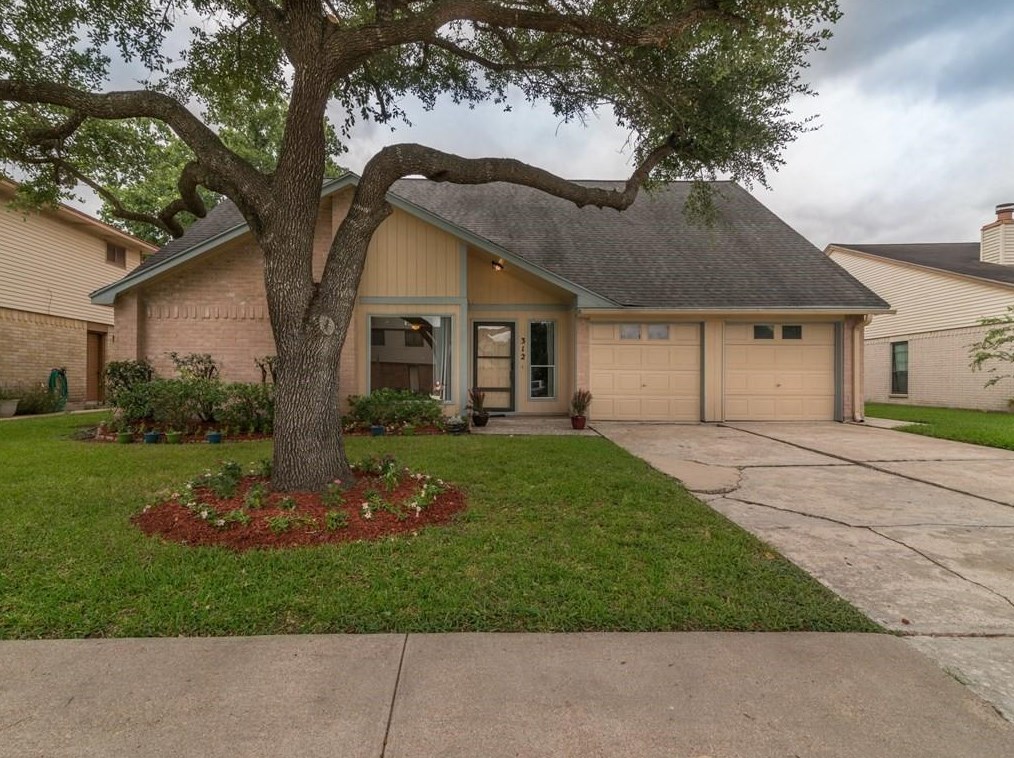 312 Civil Dr, League City, TX 77573