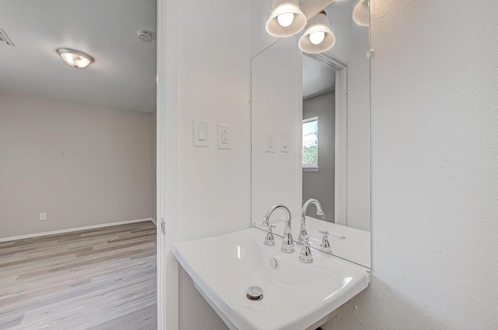 5609 Arthington St, Houston TX  77053-3007 exterior