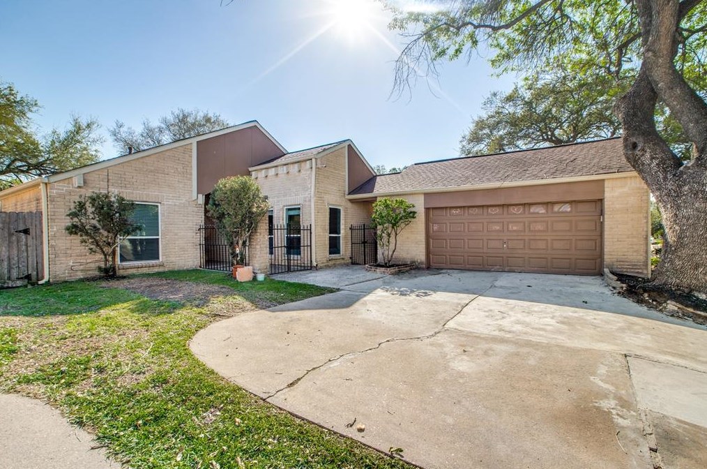 7819 Bankside Dr, Houston, TX 77071