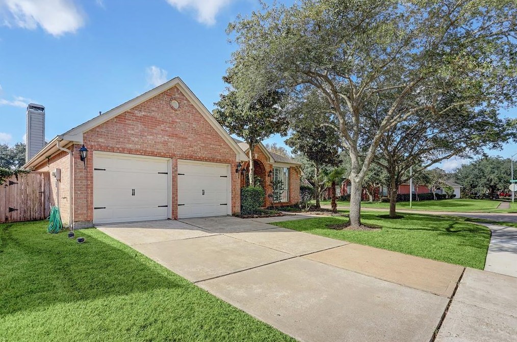 1723 River Trl, Sugar Land, TX 77479-6339