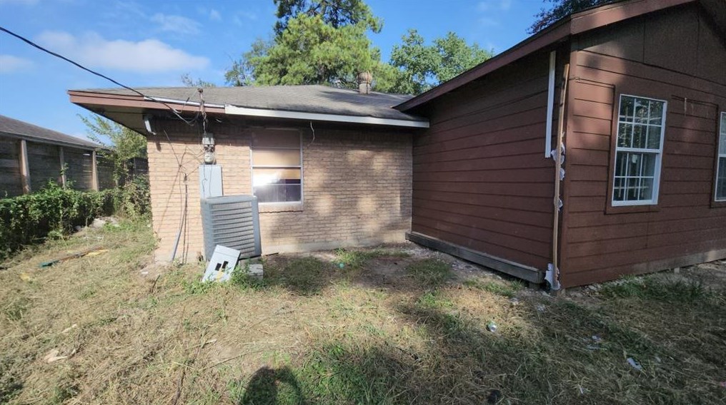10106 Bretton Dr, Houston TX  77016-3221 exterior
