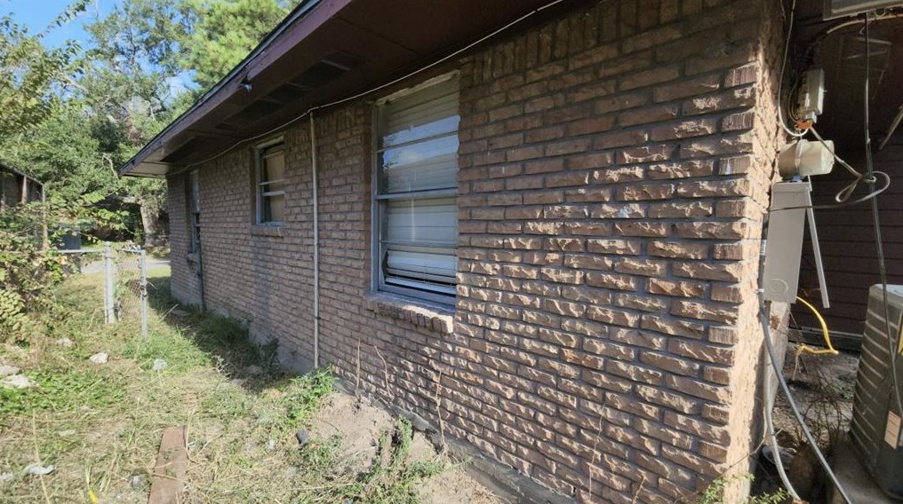 10106 Bretton Dr, Houston TX  77016-3221 exterior