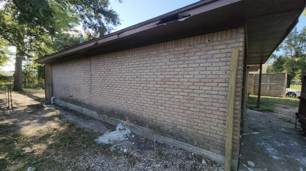 10106 Bretton Dr, Houston TX  77016-3221 exterior